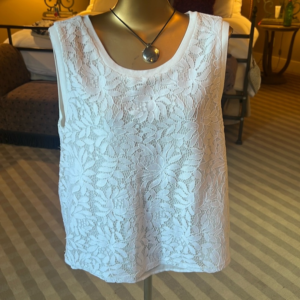 Caslon lace tank. Super cute size medium or in once excellent condition.